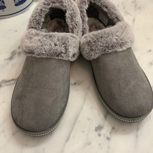 Sketchers slippers gray size 5.5 but runs bigger like a 6.5 new - Picture 1 of 7
